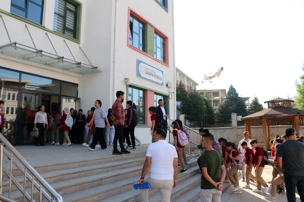Hekimhan’da Bin 300 Öğrenci Ders Başı Yaptı